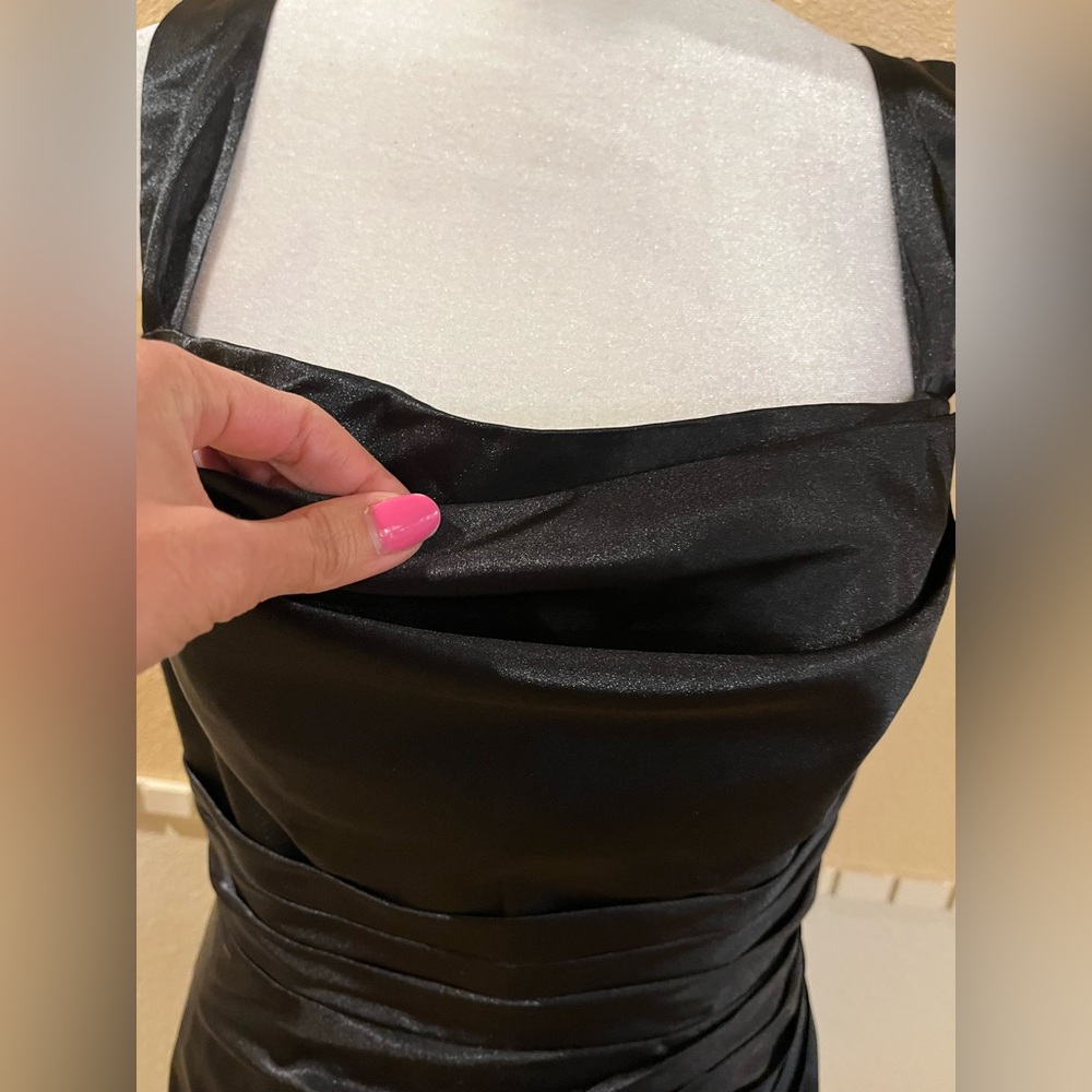 Prom/ Bridesmaid/ Evening dress w/ side ruching & a slit. Black satin. Padded. M - Picture 7 of 12